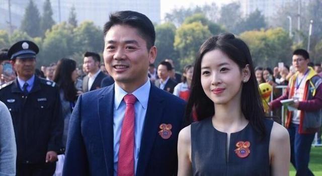 刘强东陪老婆章泽天逛超市素颜被赞好漂亮还与小粉丝合照了