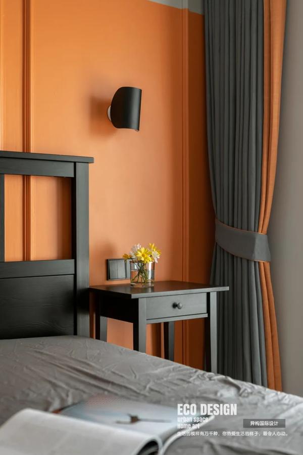 墙面用精美的pu线条进行装饰,同色系的灰橙色窗帘兼具色彩与材质肌理