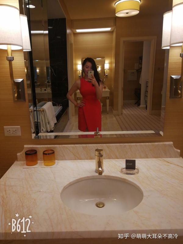 大胸妹子如何挑选合身又好看的比基尼?