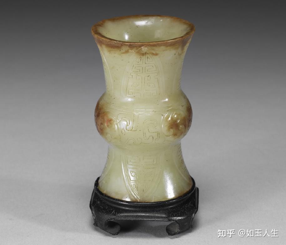 这是因为明清时期,仿古玉器盛行,而仿制最多的就是先秦青铜器或战汉