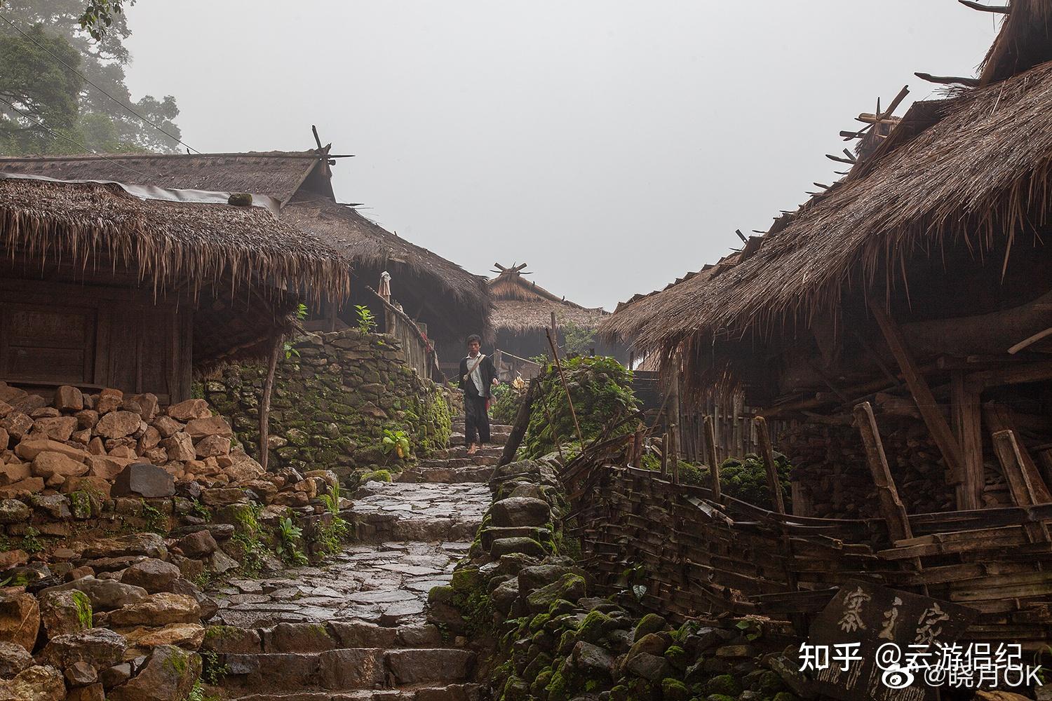 腾起的白雾里还夹杂着佤族人民缕缕烟火气,鳞次栉比的毛草房和吊脚楼