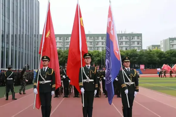 西安外事学院国旗护卫队将进社区升国旗共由30位学生组成