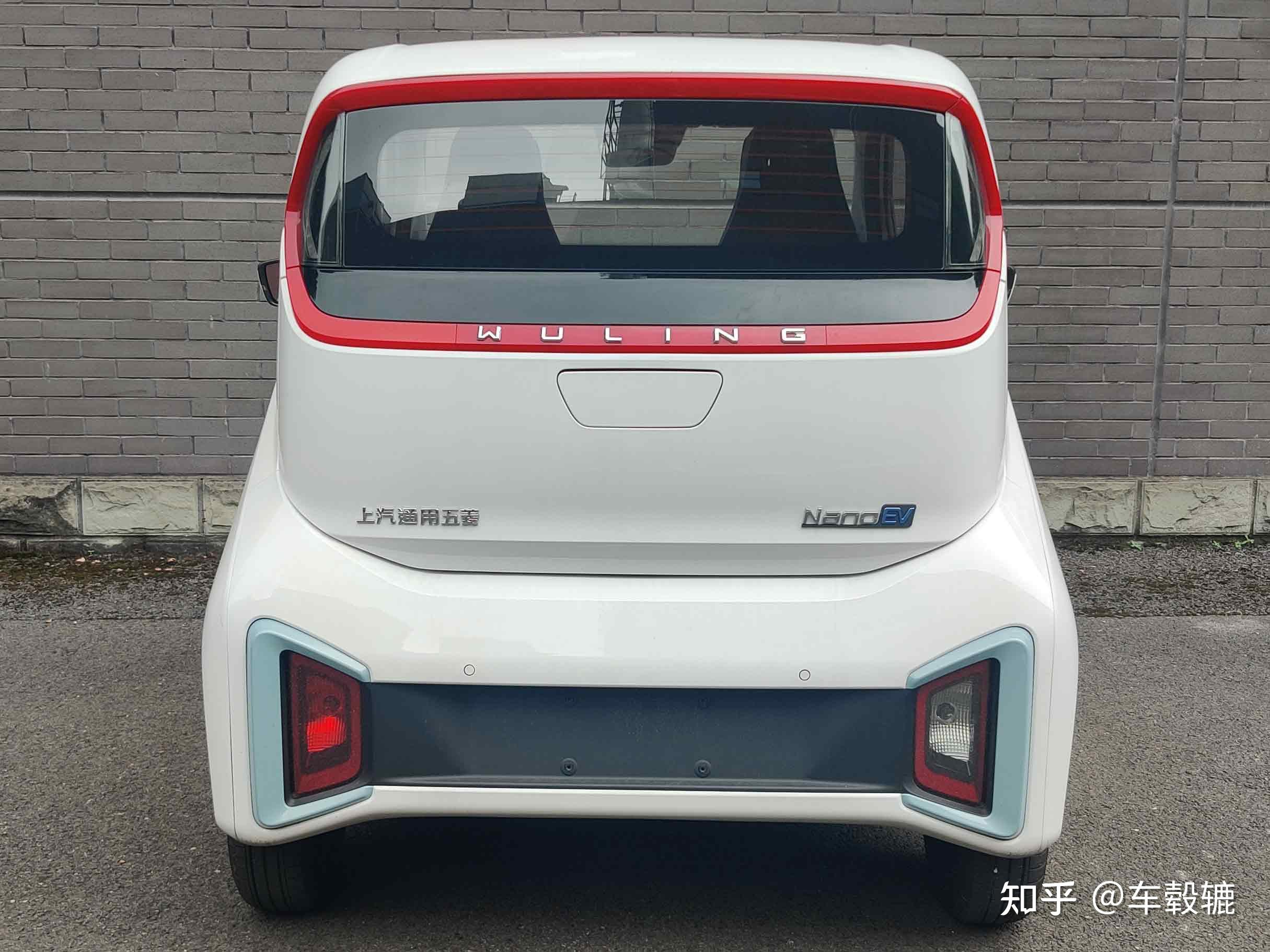 熟悉微型电动车的朋友肯定一眼就能看出五菱的新车其实就是宝骏e200的