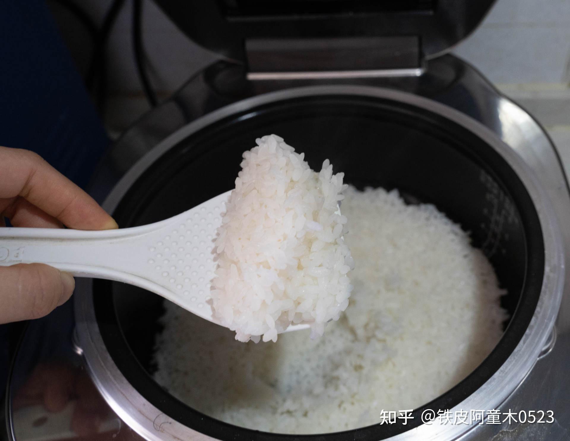 电饭煲中,选择"快煮饭"功能后,还可以针对不同大米种类进行选择:东北