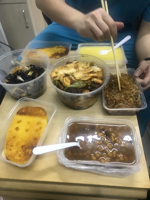 平时吃得最多的是医院食堂,学校食堂,要么就是在值班室点个外卖.