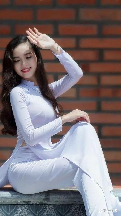 越南美女穿上传统的"旗袍"更是风韵十足.