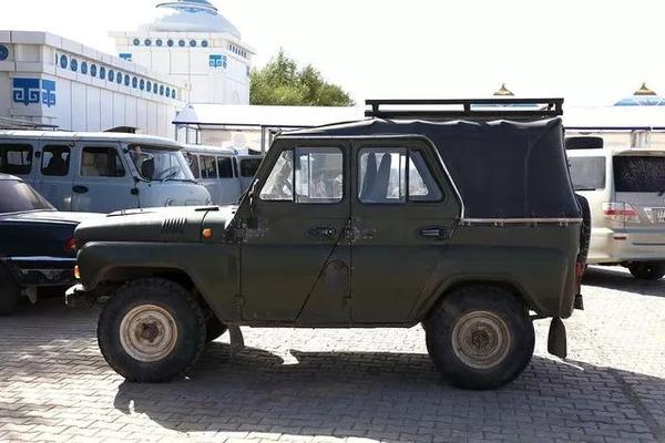 uaz-469 uaz 是由乌里扬诺夫斯克汽车厂生产的轻型越野车,1972 年 uaz