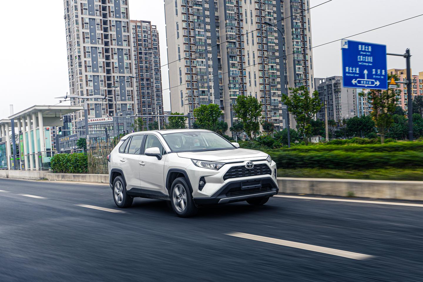 rav4荣放提车作业2020款20lcvt两驱风尚plus版落地多少钱