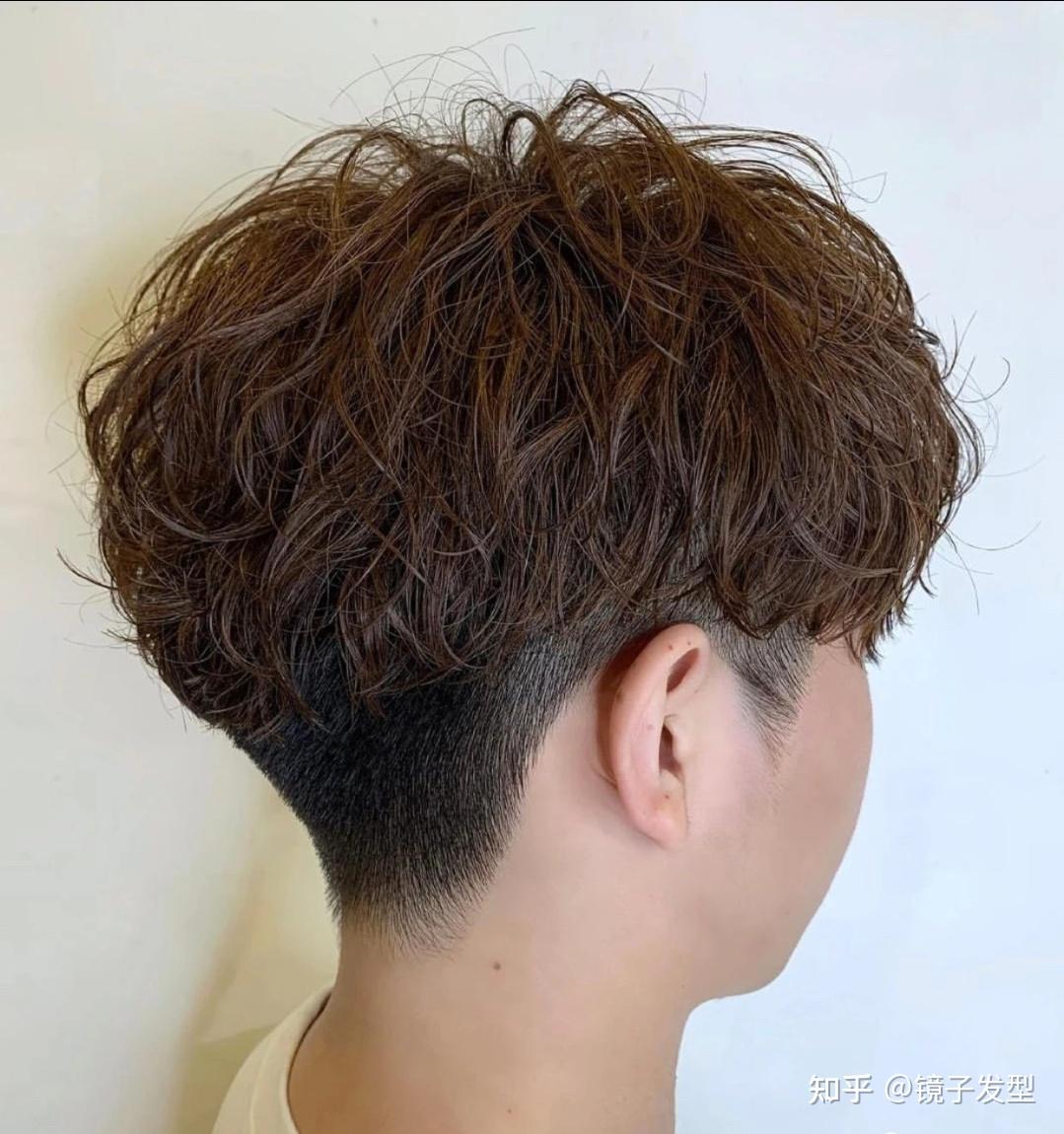 是一种十分修饰头型的男发,大多数情况下是把后区做一个起发脚的效果