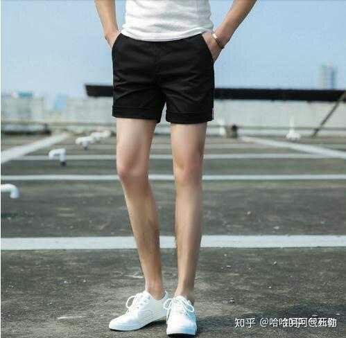 为什么女孩子夏天可以穿超短裤,而男孩子穿短裤却被认为是没教养的