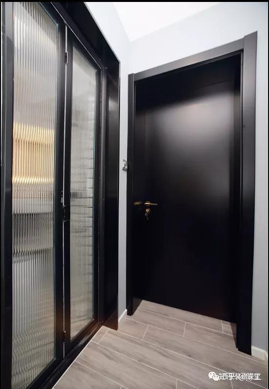 小空间采用黑色的木门以及移门,非常有质感.