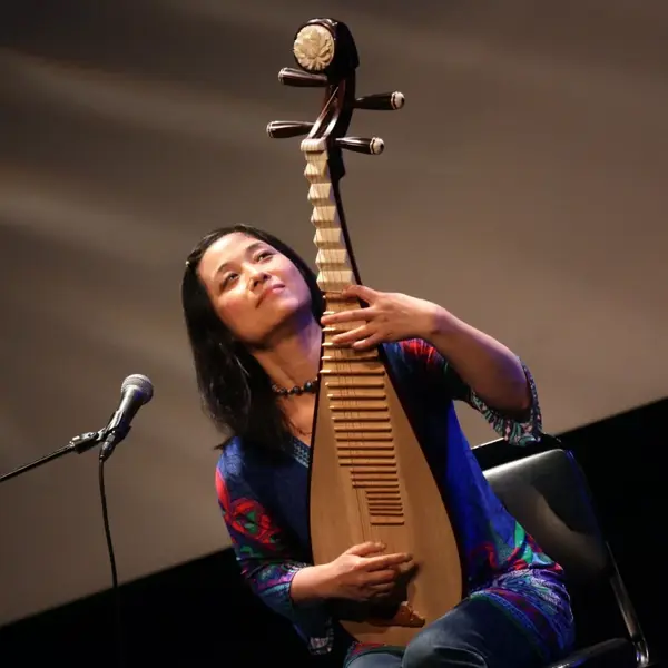 琵琶(英文名"lute"),中国传统拨弦类乐器,被称为"弹拨乐器之