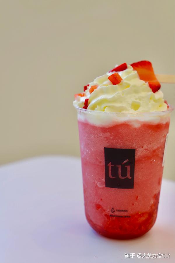 草莓雪顶,颜值高又惊艳,上面一层轻柔的奶油,不甜不腻,下面是草莓冰沙