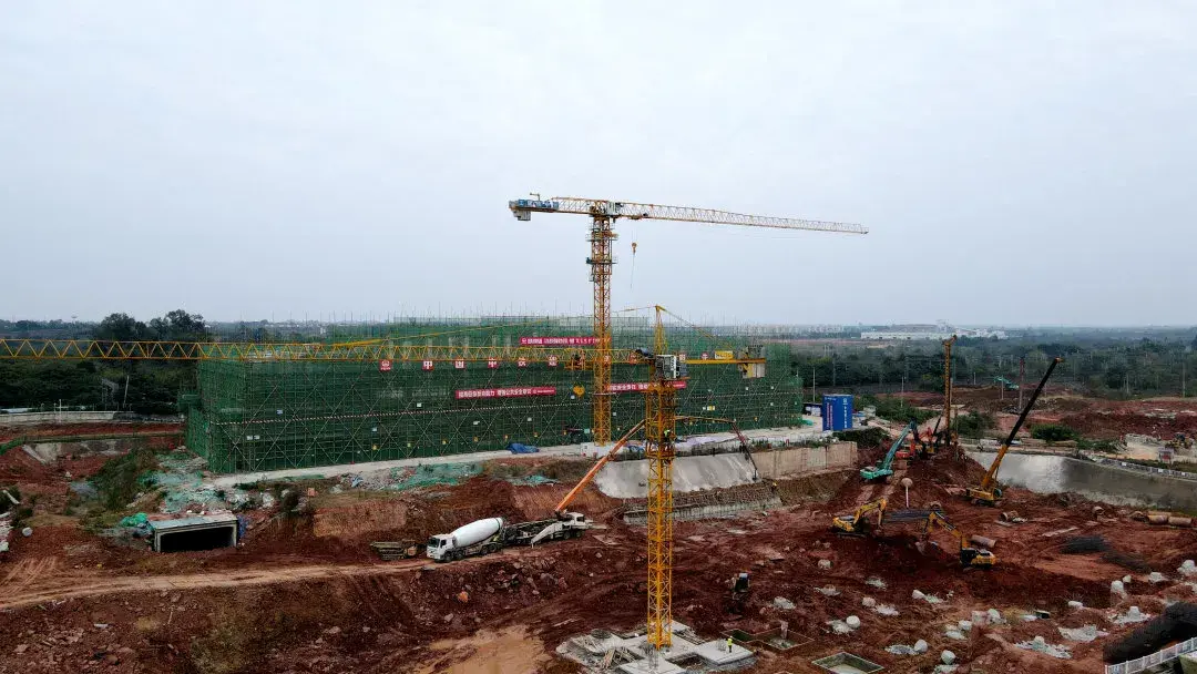 现场图集据了解,淮州综合交通枢纽位于淮州新城核心区,距成都市区55