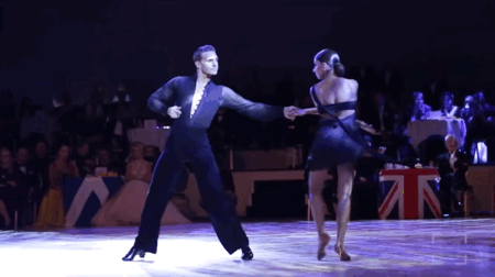 讲究身体姿态,舞态柔媚,步法婀娜款摆 是表达男女爱慕情感的一种舞蹈