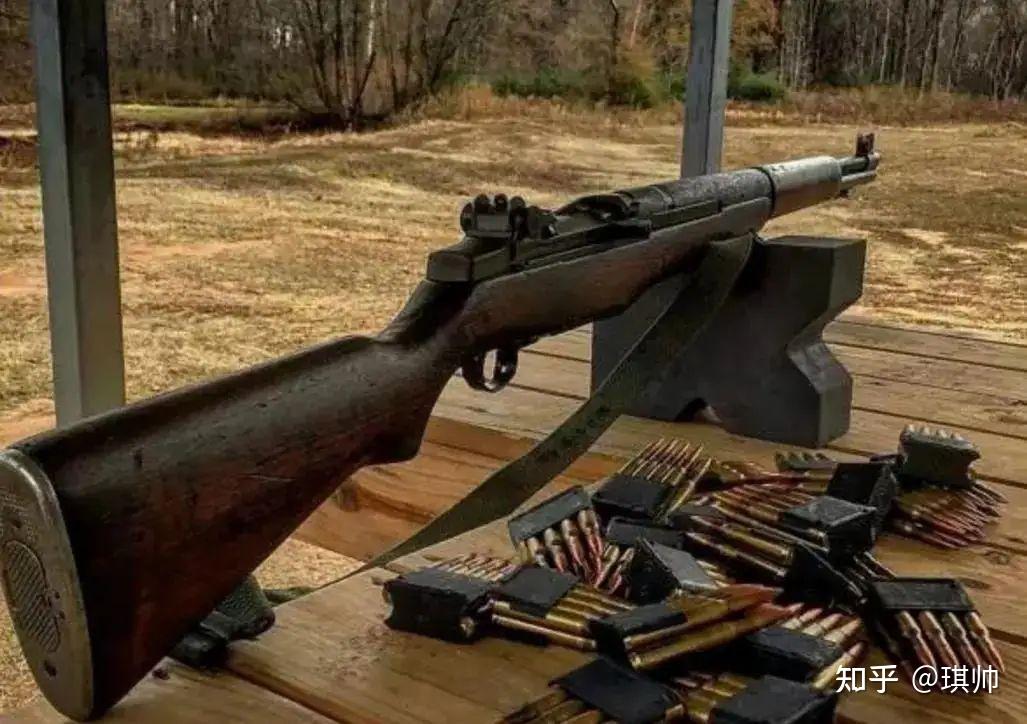 毛瑟kar98k是由gewehr98式步枪改进而来的,重量约为4公斤,有效射程500