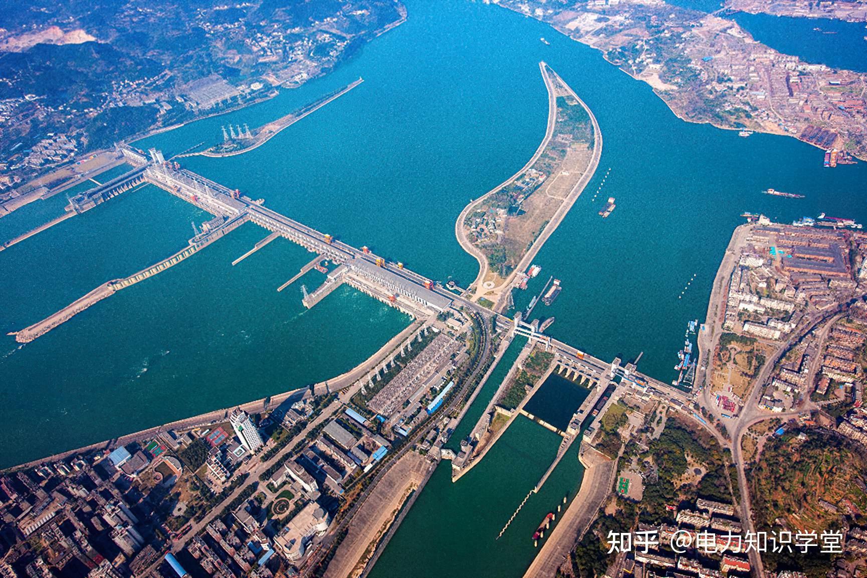 是长江干流上第一座大型水利枢纽工程,在兴建三峡工程前先建葛洲坝,既