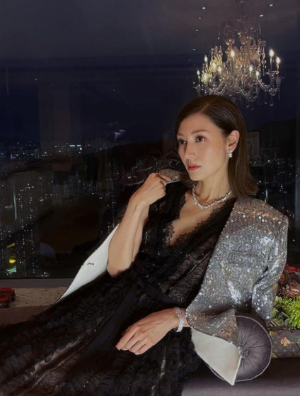 "最美港姐"李嘉欣蕾丝黑礼服现身 51岁体态曝光:永远的女神