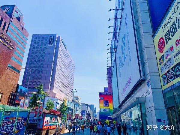 沈阳的两大商业步行街——中街和太原街两侧的高楼也不少,加上熙熙