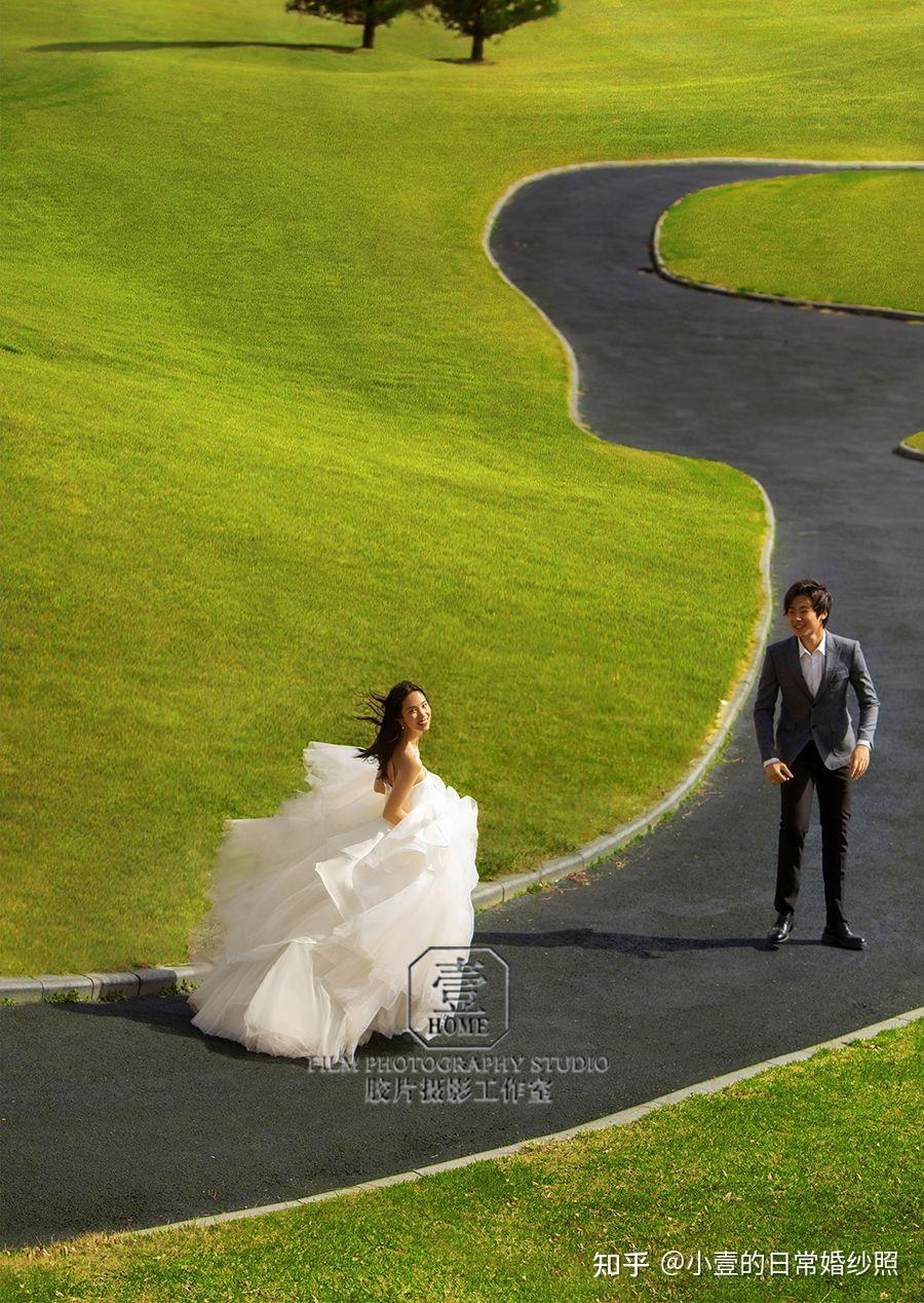 有趣的婚纱照 婚纱照风格森系婚纱照 草坪婚纱照 电影感婚纱照婚纱照