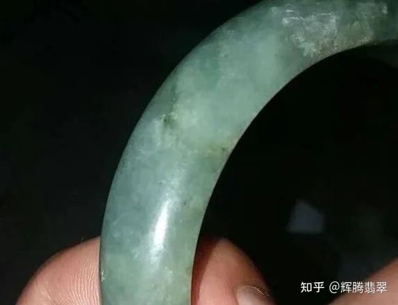 光 至于蜡性光泽和石性光泽,一般都会出现在较差或者酸洗过的b货翡翠