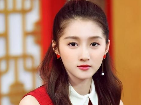 关晓彤cos阿狸惊艳众人,职业coser艰难求生,没那么简单