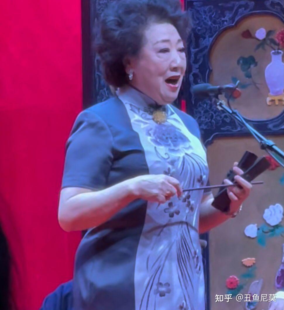 下图:曲艺名家张雅琴登台表演梅花大鼓《王二姐思夫》下图:陶阳