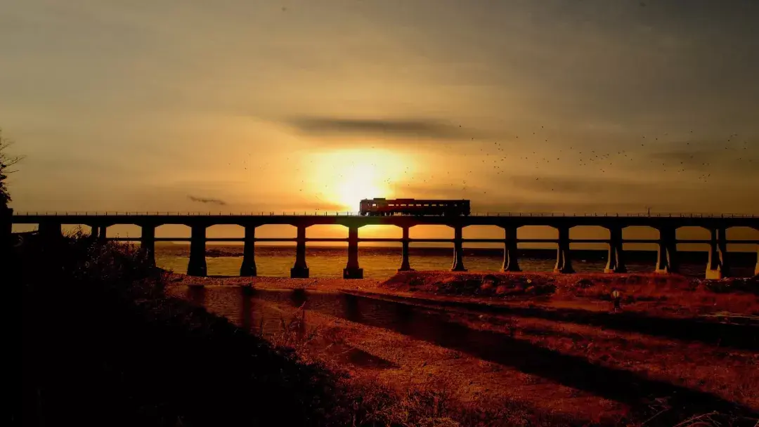 on bridges"的主题壁纸,主题名意为"桥上火车"