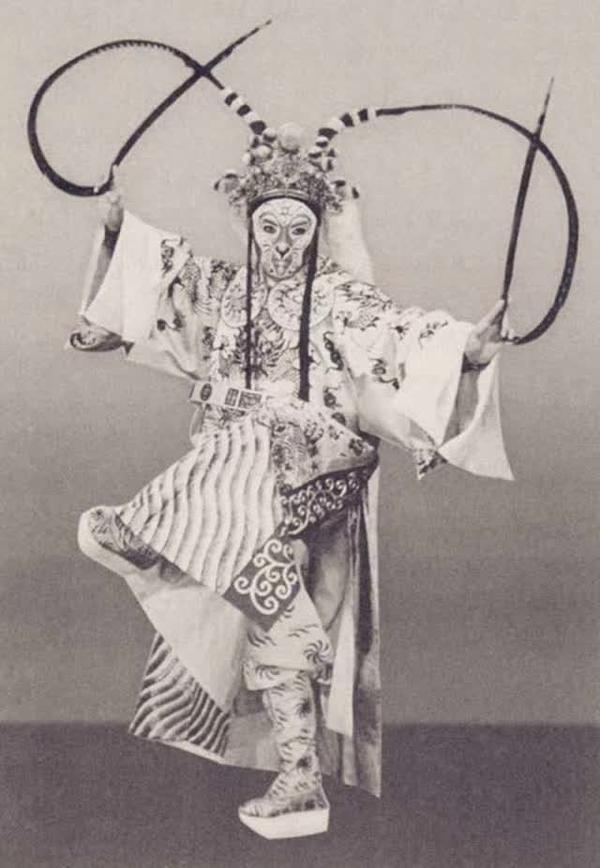 图一:李少春在1956版京剧《大闹天宫》中的造型