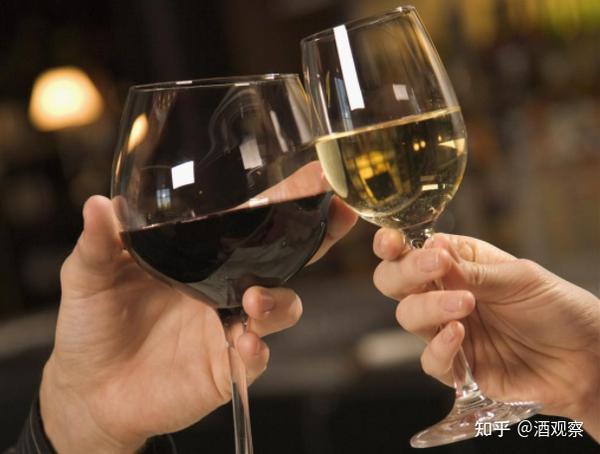 为何国内外喝酒都要"碰杯"?原以为是仪式感,没想到有如此深意
