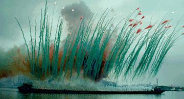 中国当代艺术正在发生一样,用火药炸开了他的作品,一炸就是二十多年.