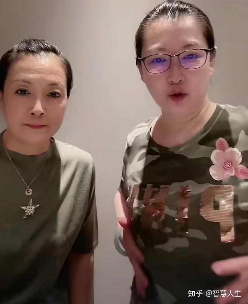 赵本山女儿晒家人合影马丽娟与姐姐的容貌相似度高都是高颜值