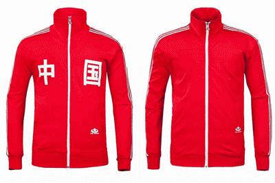 女排黄金一代的姑娘们着一身中国红的梅花牌运动服站在冠军领奖台上