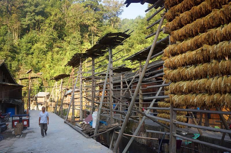 最后找寻到这块风水宝地定居下来,占里村的得名就来源于其祖先"吴占"