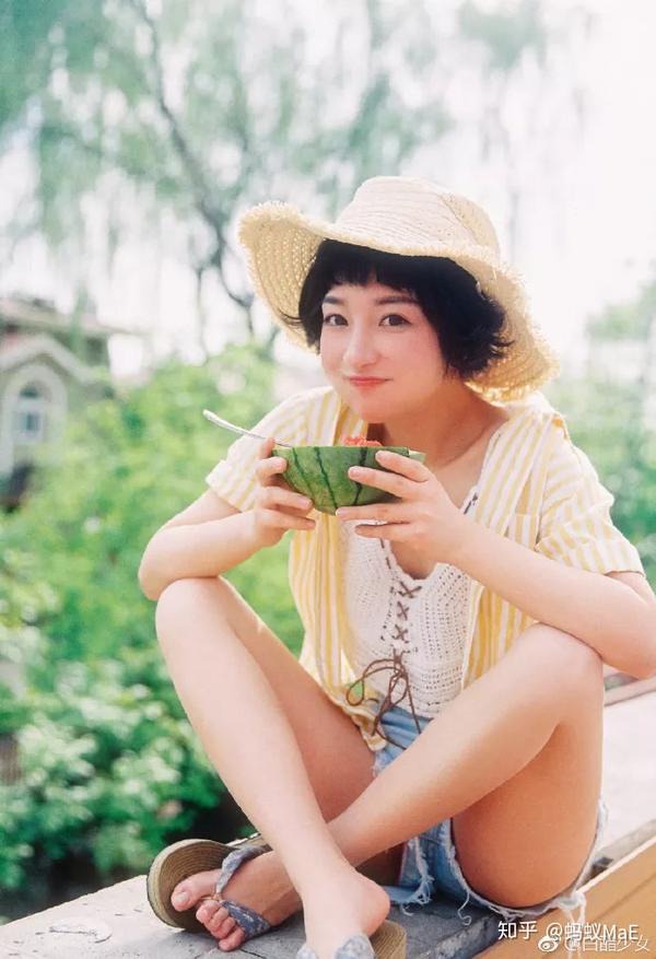 适合女生的拍照表情和姿势有哪些?