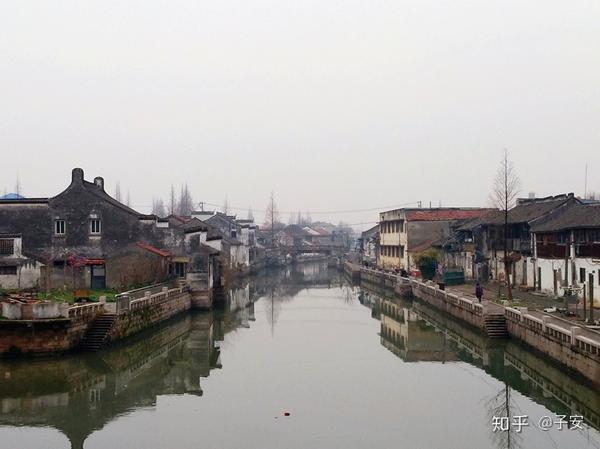 站在秀塘桥上向西望,这里是松江市河和黄祥港的交汇处