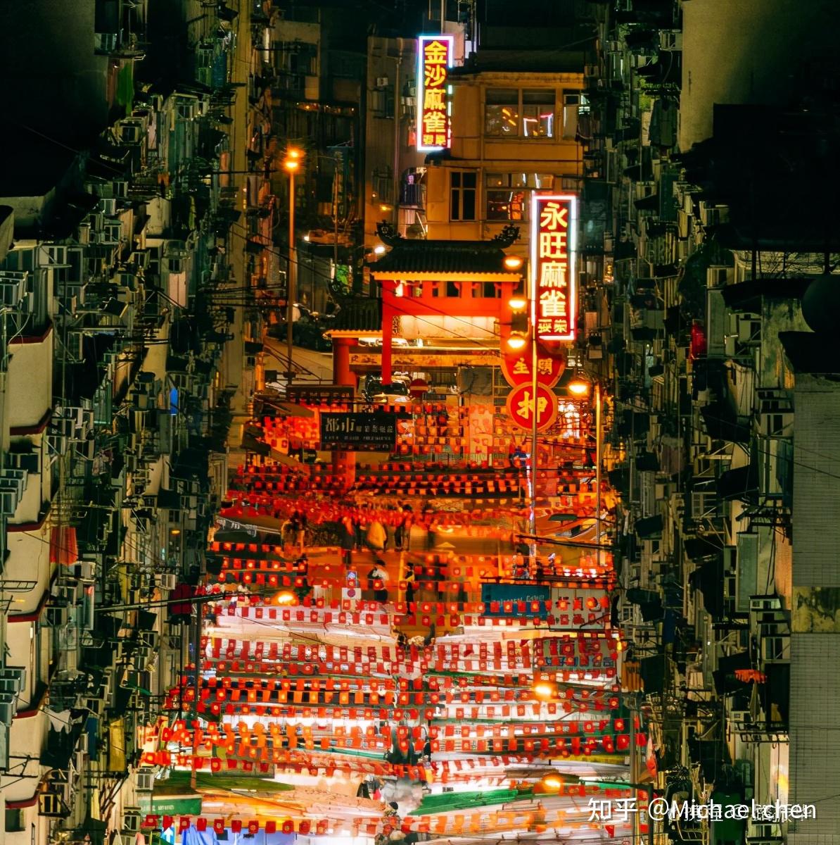 庙街以售卖平价货的夜市而闻名,被誉为香港的平民夜