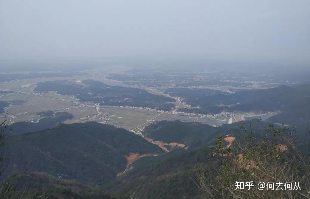 龙华山为长沙县境内第一高峰其最高峰龙头尖素有鸡鸣三县的美称史书