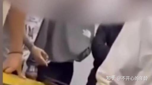 男版张某玉扎小辫纹花臂承德石油高等专科学校又现霸道查寝男