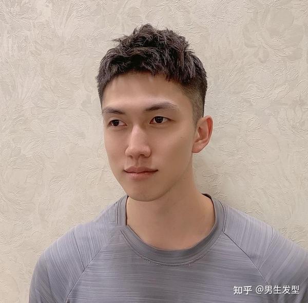 男发不管怎么剪,还是