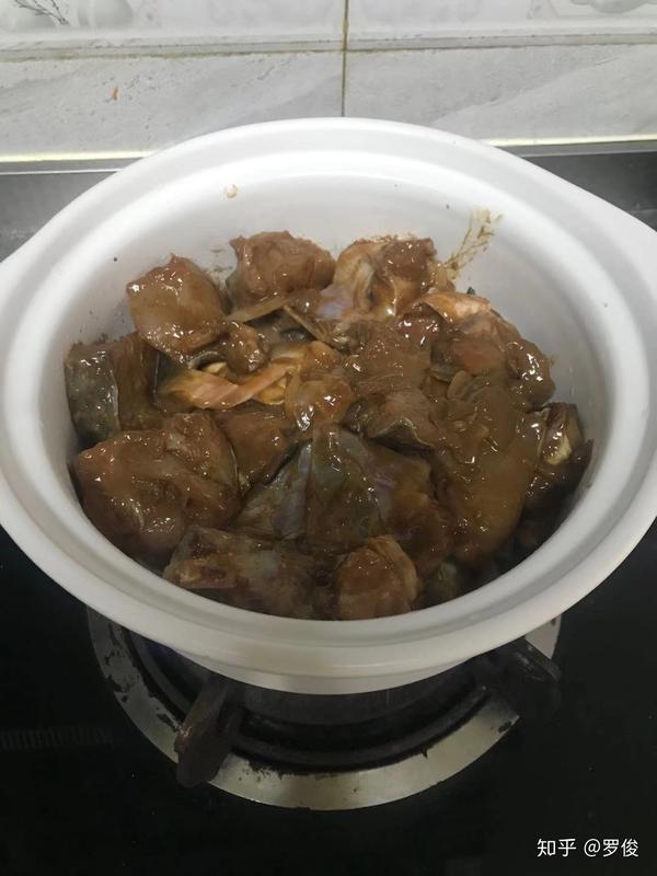 姜蒜部位炒香后放入,铺平斩件好的洋葱铺好鸡胗在鸡的哪个鱼头图片