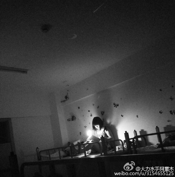 高中在寝室的时候,室友晚上点灯学习,我随手拍一张,感觉还可以吧