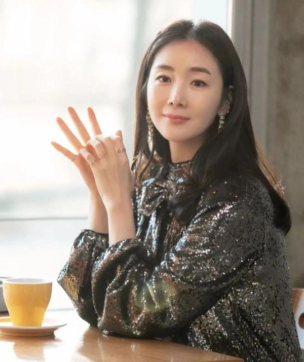 44岁曾出演过天国的阶梯的崔智友产女67韩流初代女神的她居然还是老