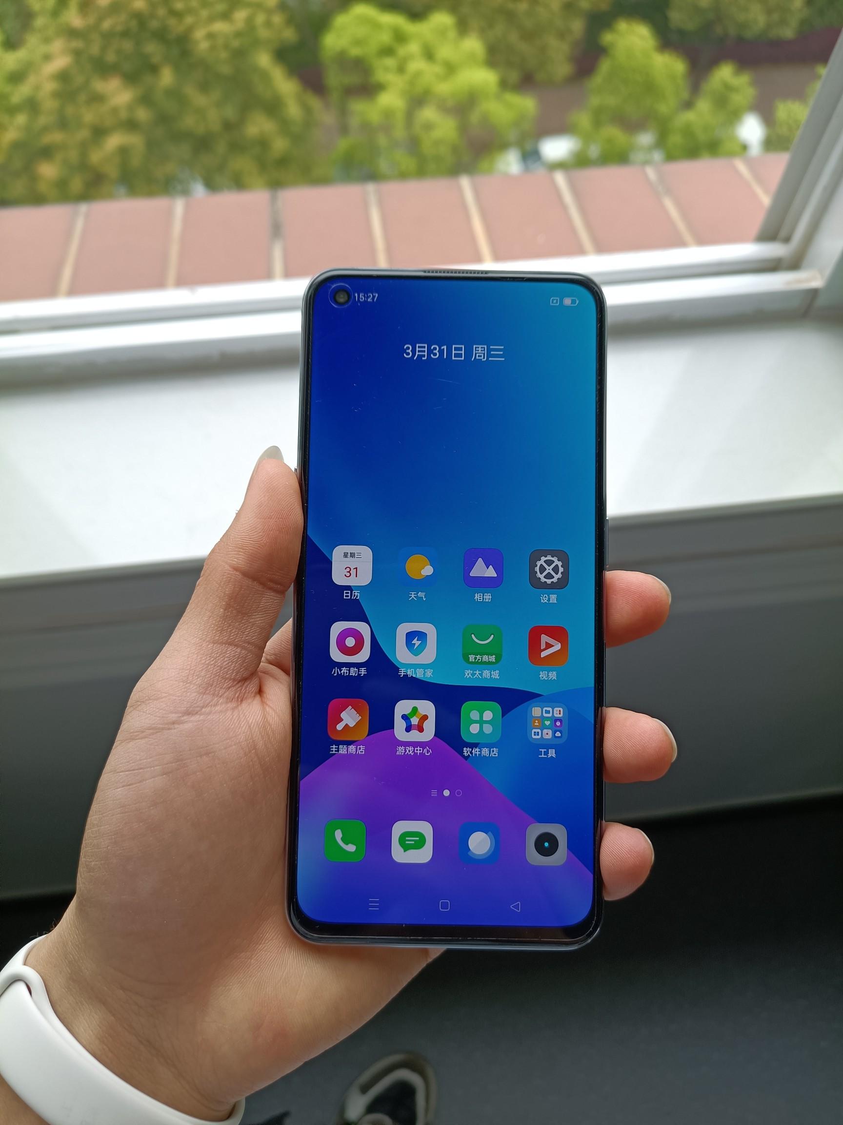realme x7,realme q3pro 全面屏设计采用左上角单打孔设计,孔径大小和realme x7 pro差不多