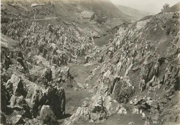 个旧露出地表的锡矿〔摄影:方苏雅