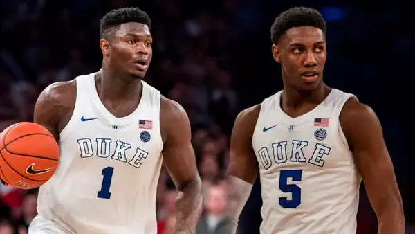 杜克大学学生运动员 zion williamson(左)和rj barrett(右)