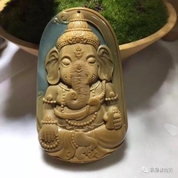 雕刻了三个不同维度的"佛",见到的人好运就此不断