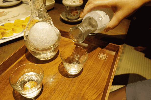 在日本喝酒,明明没有点小菜,为什么居酒屋要我付钱?