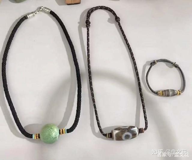 做锁骨珠的天珠,尺寸的长度要比吊珠短,最好在2.0cm-4.