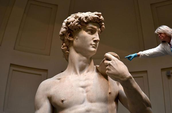 米开朗琪罗的大卫雕像 其肩上正是那条大名鼎鼎的投石索